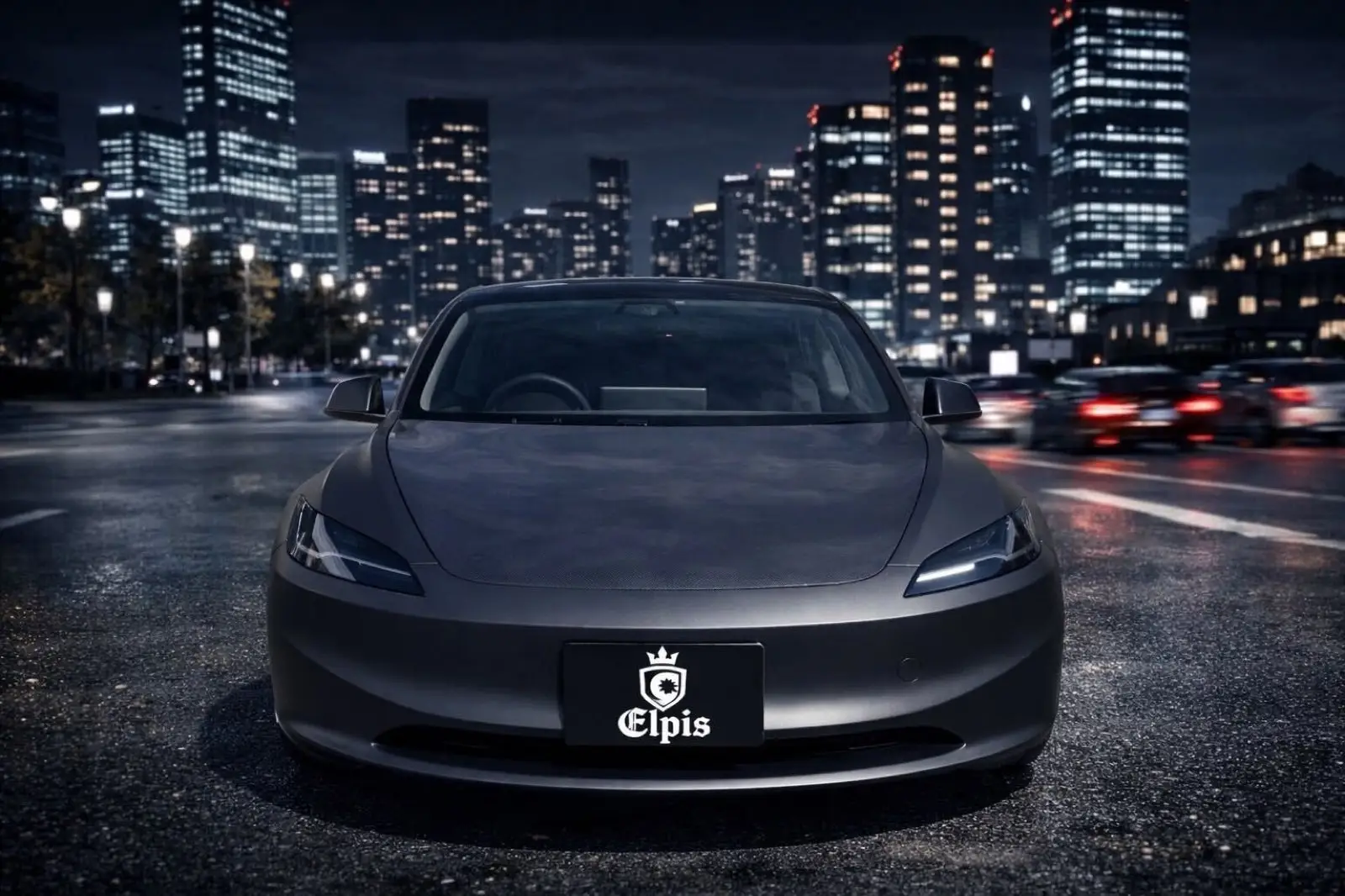 マットグレーにラッピングされたTesla Model 3と夜の街